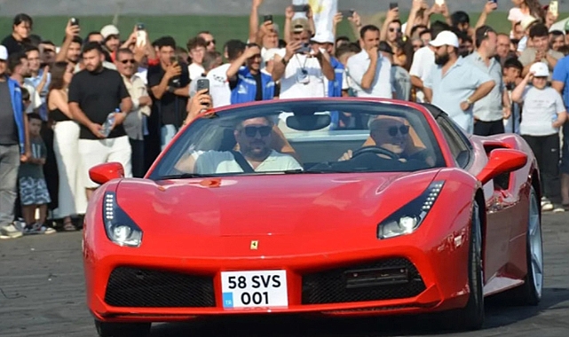 Sivas’ta drift alanı açıldı: Belediye Başkanı Ferrari’yle piste çıktı